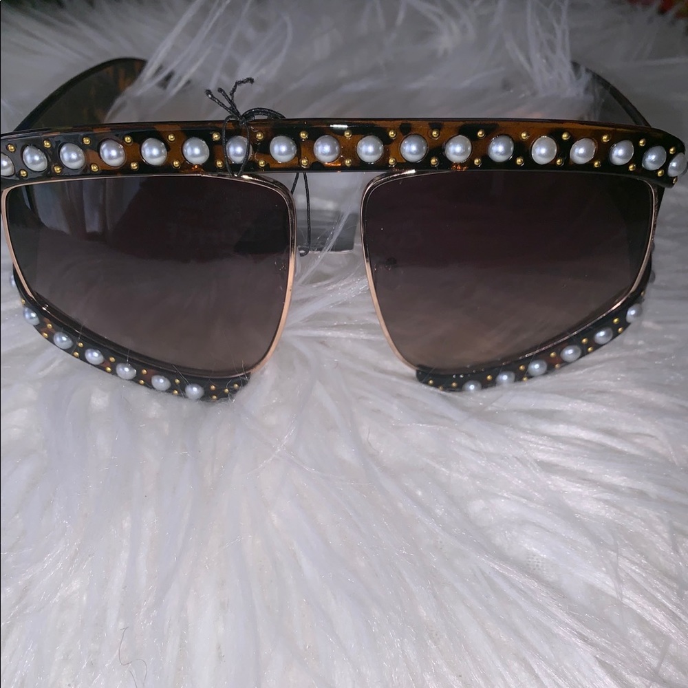 Glasses Lined with Pearls